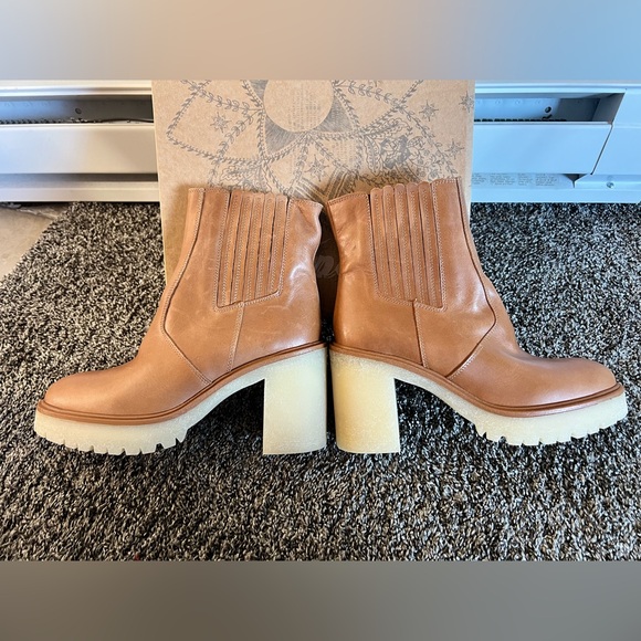 👢 FREE PEOPLE James Chelsea Boots Tan | Chic Leather Ankle Boots - Picture 7 of 13